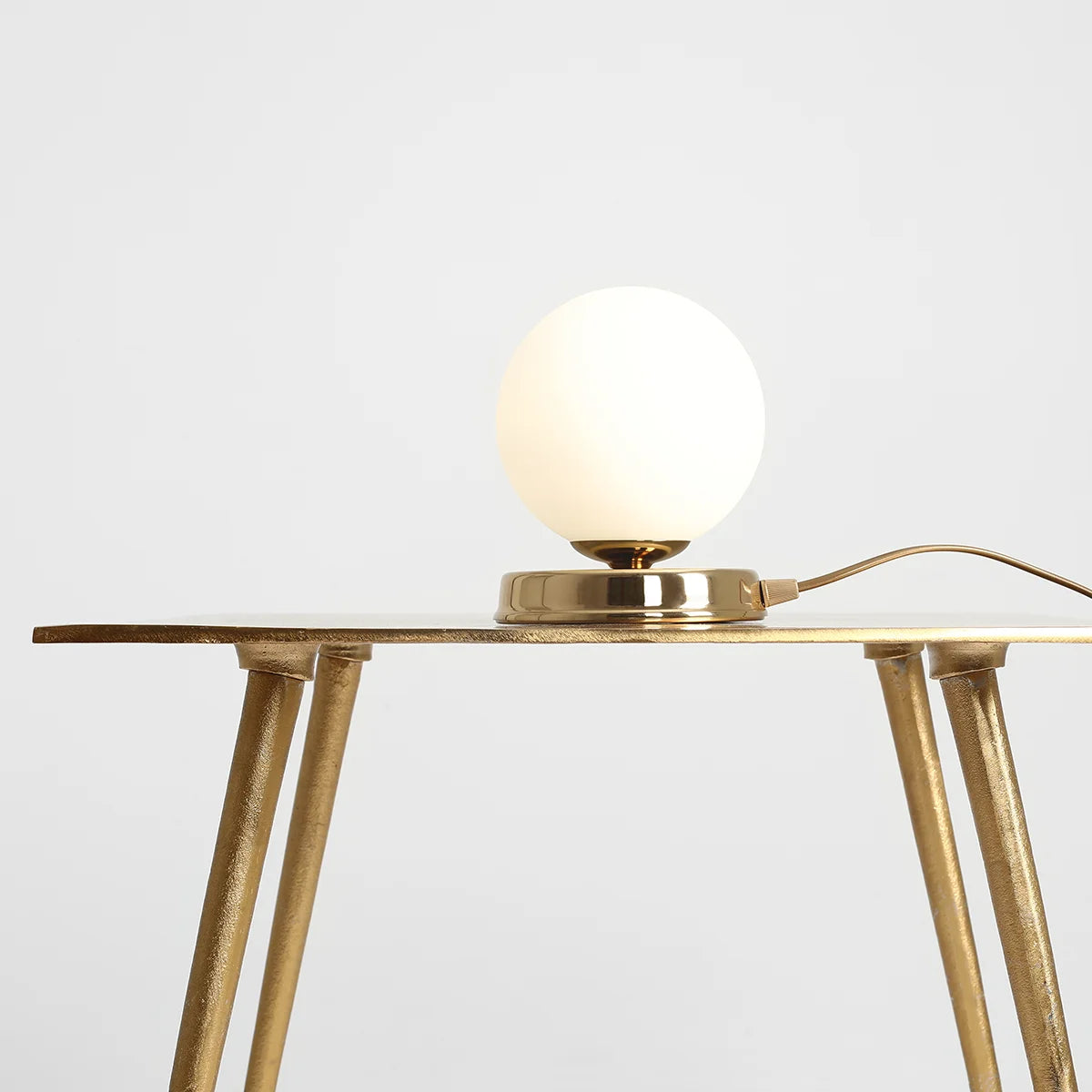 Lampa biurkowa BALL złoty Artera    Eye on Design