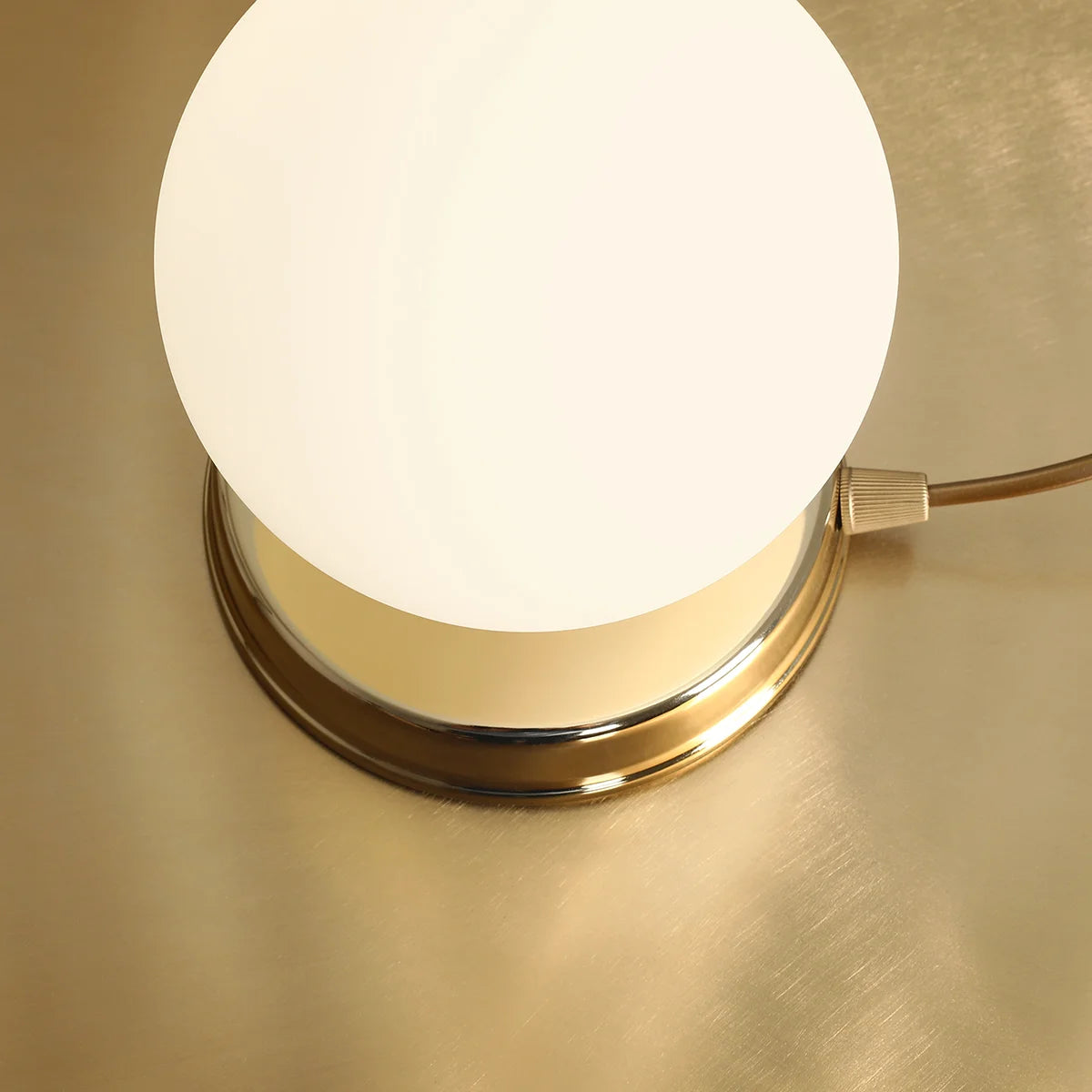 Lampa biurkowa BALL złoty Artera    Eye on Design