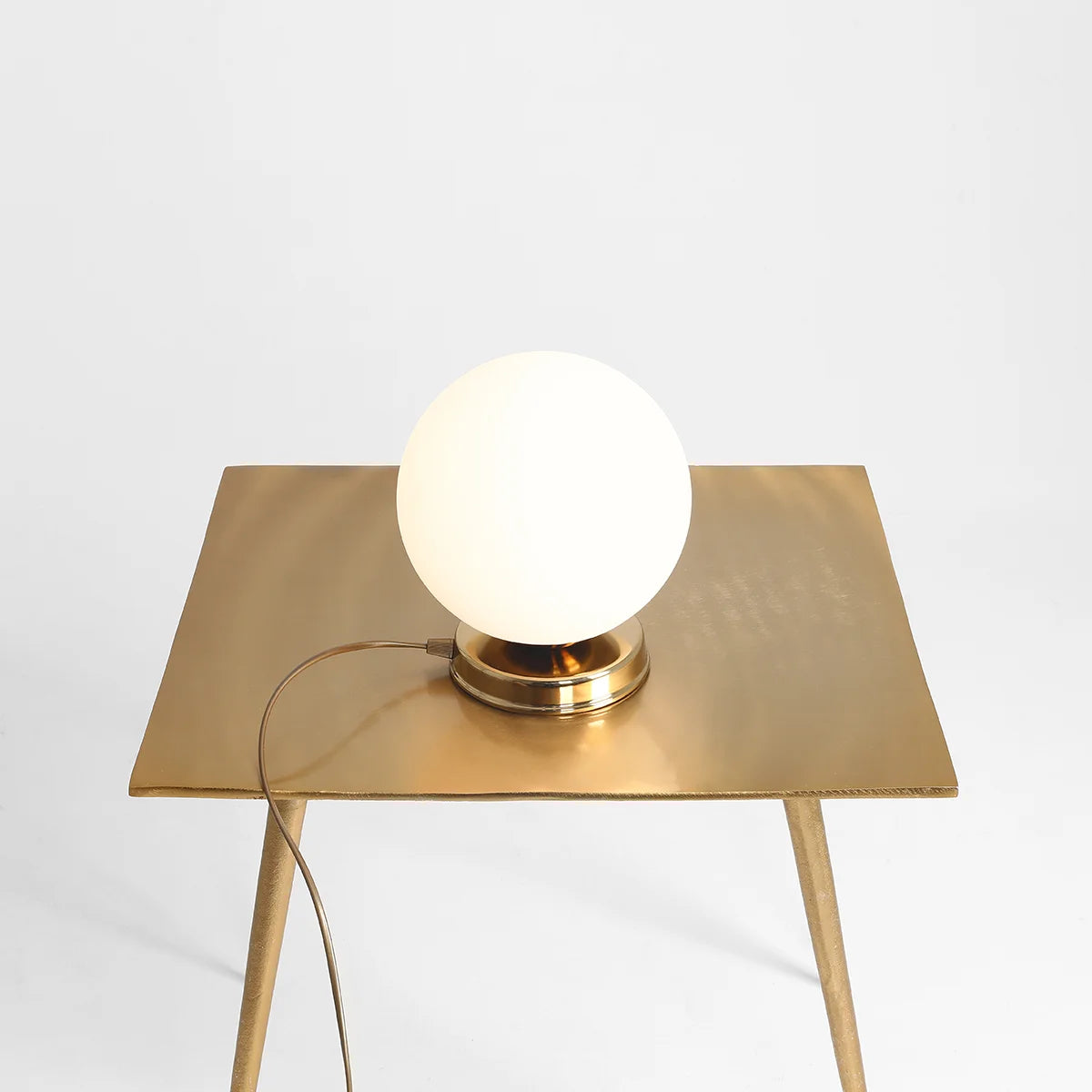 Lampa biurkowa BALL złoty Artera M   Eye on Design