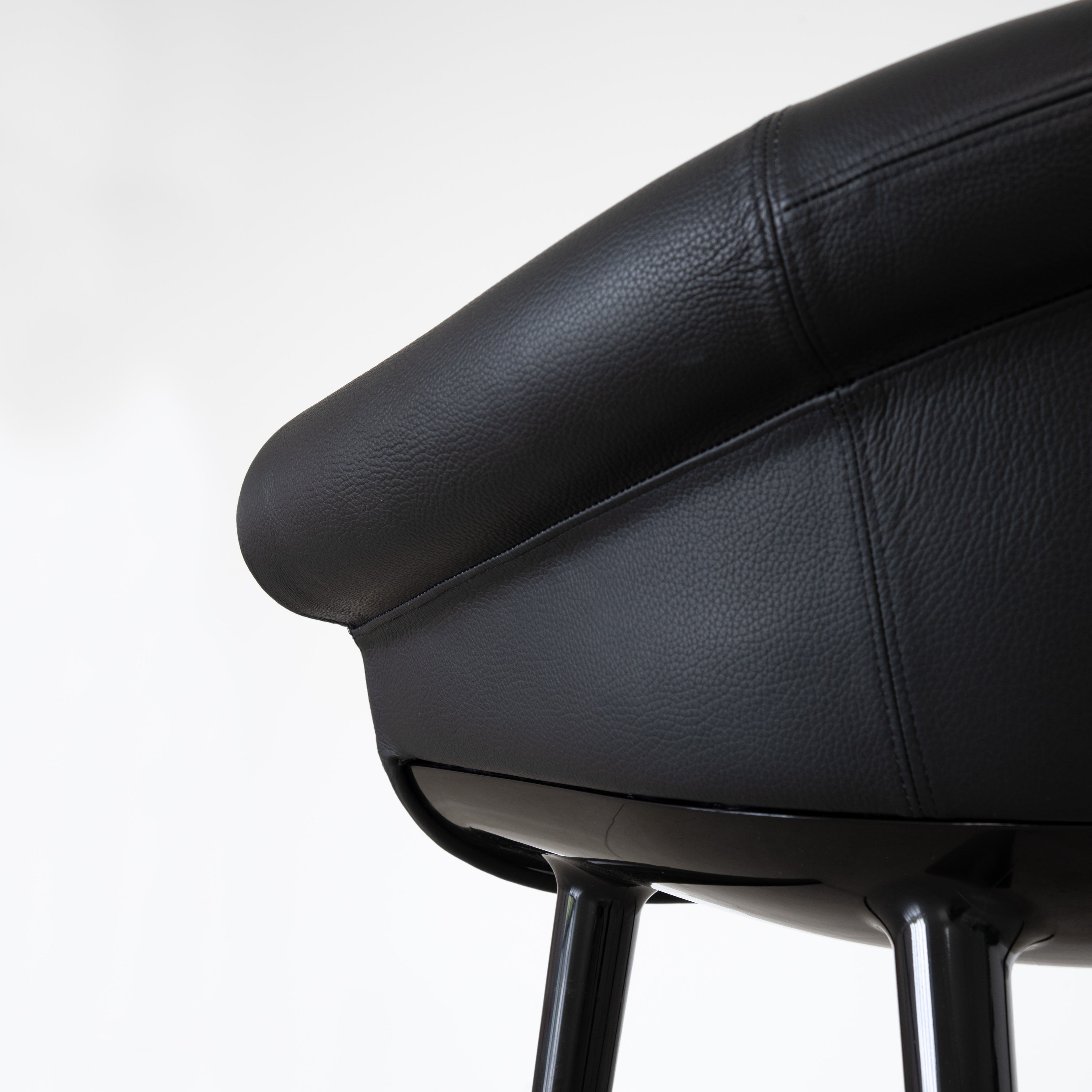 Krzesło CYBORG LORD czarny skóra Magis    Eye on Design