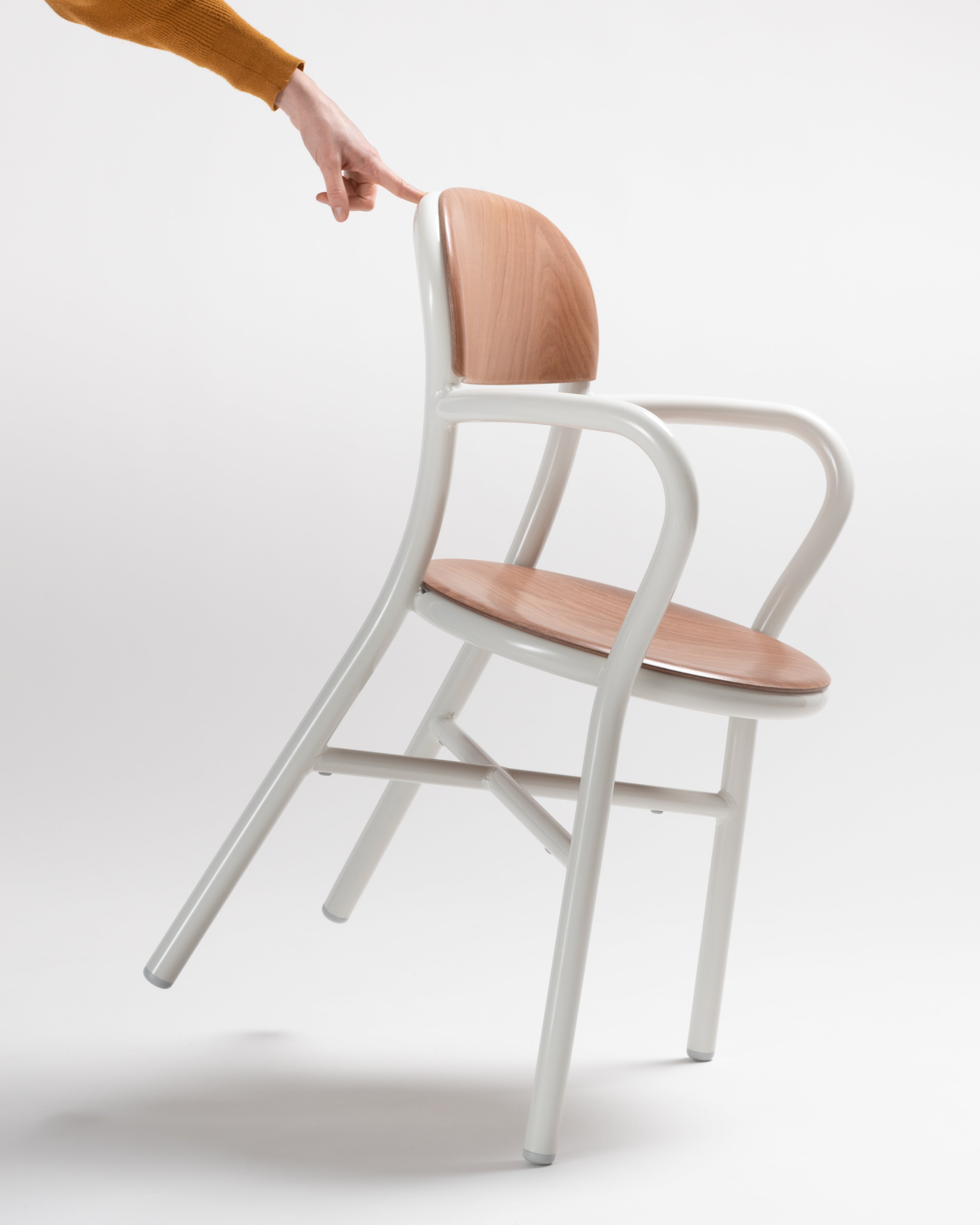 Krzesło PIPE z drewnianymi elementami czarny Magis    Eye on Design