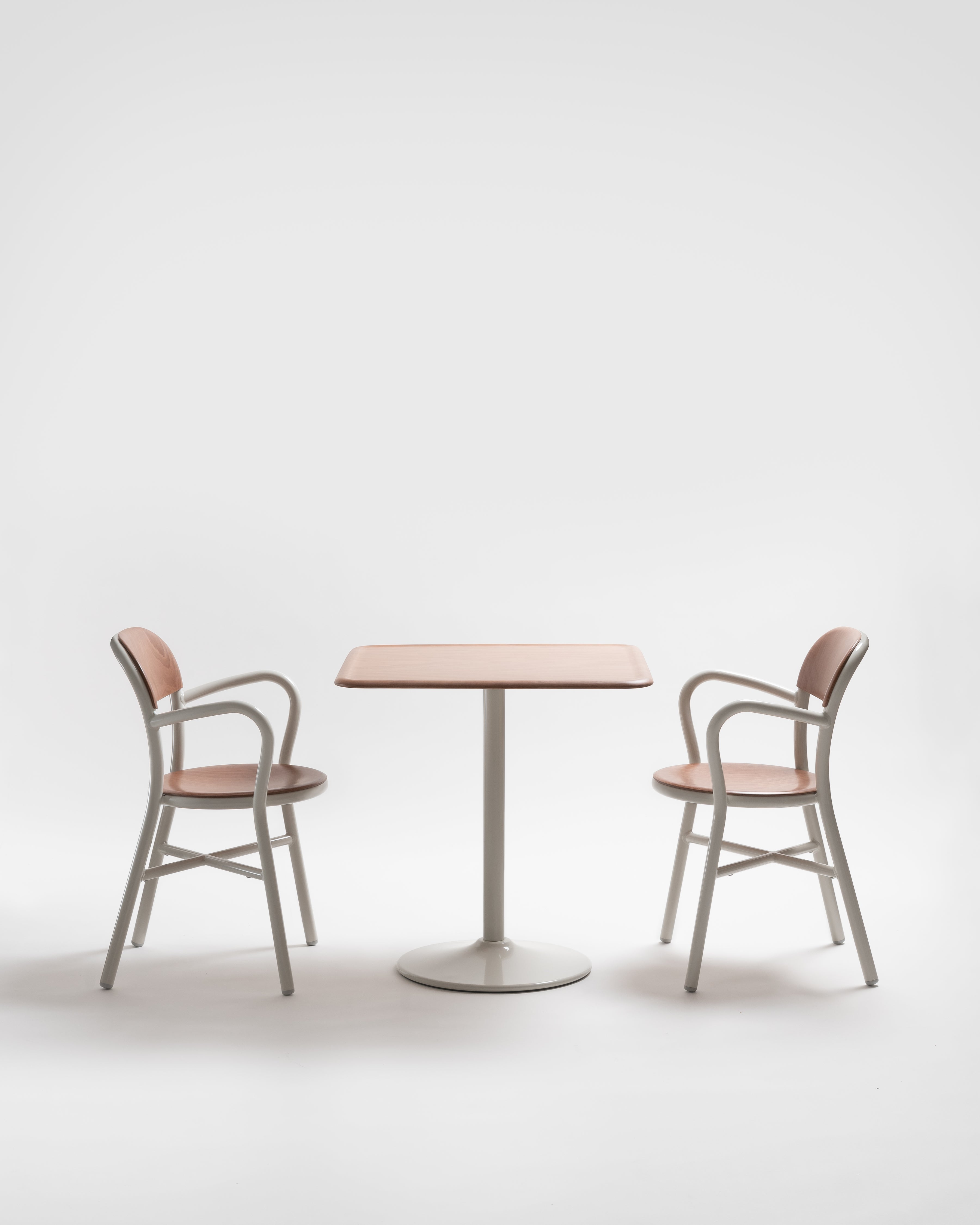 Krzesło PIPE z drewnianymi elementami czarny Magis    Eye on Design