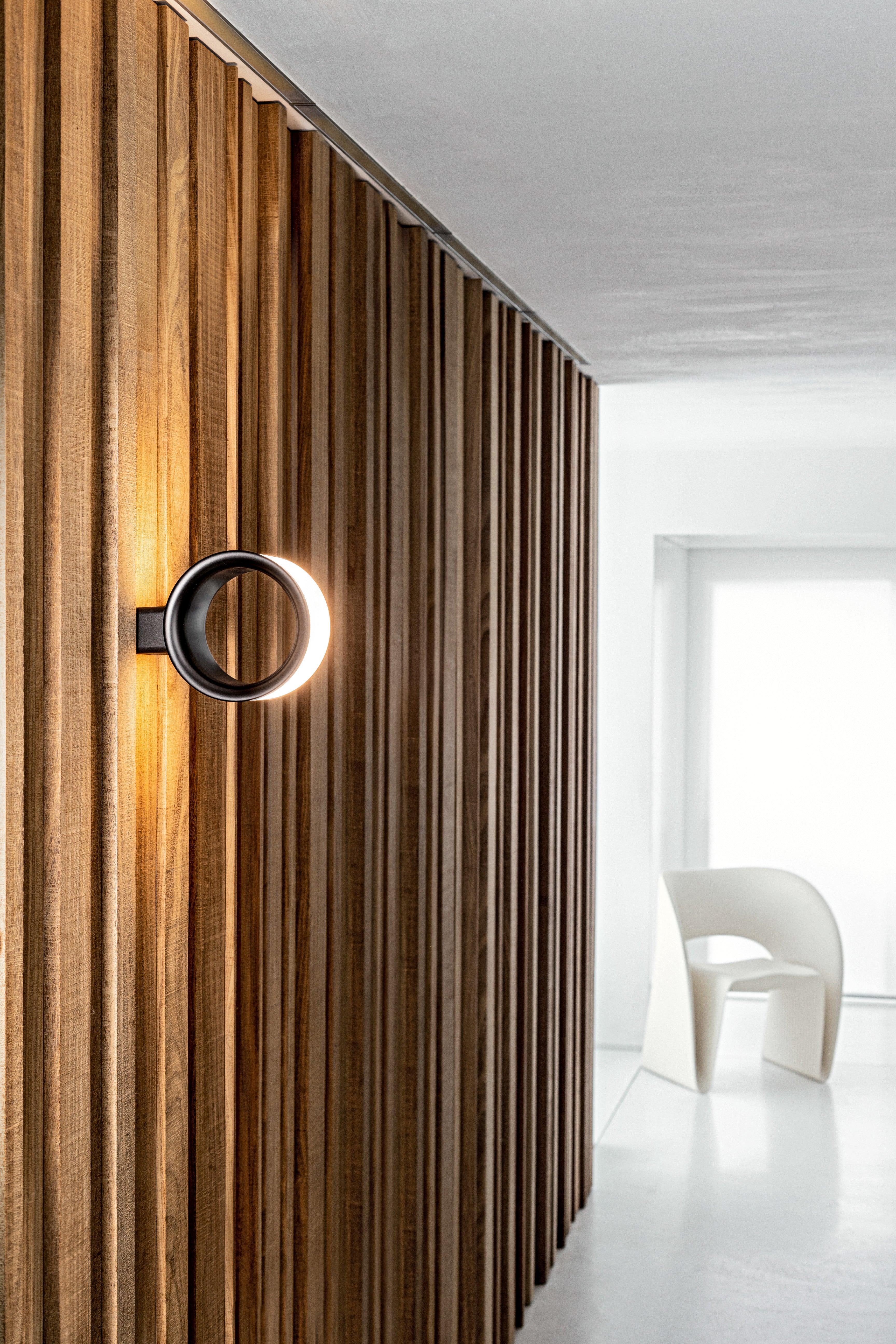 Niskie krzesło RAVIOLO biały Magis    Eye on Design