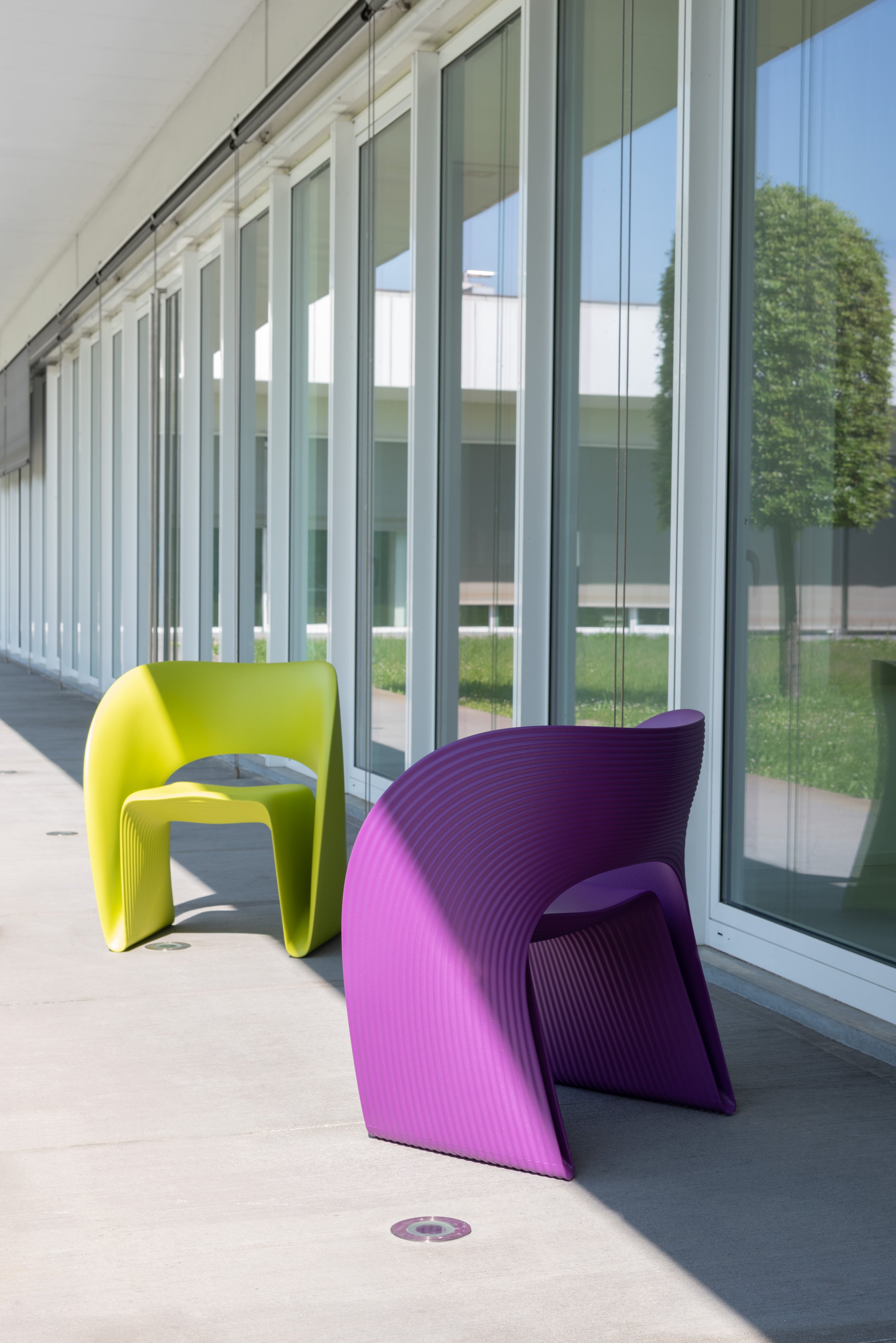 Niskie krzesło RAVIOLO brązowy Magis    Eye on Design