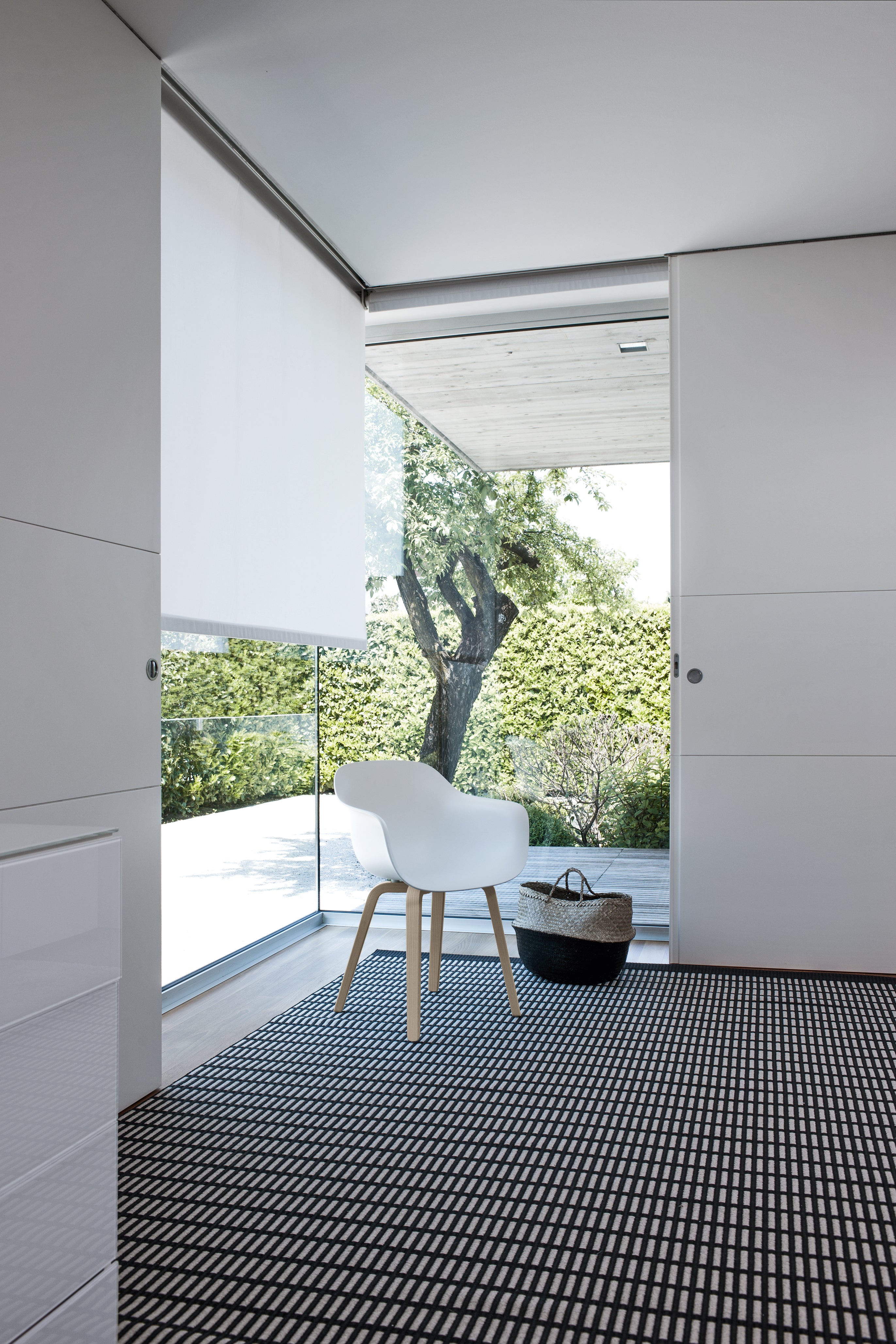 Fotel SUBSTANCE z drewnianymi nogami czarny Magis    Eye on Design