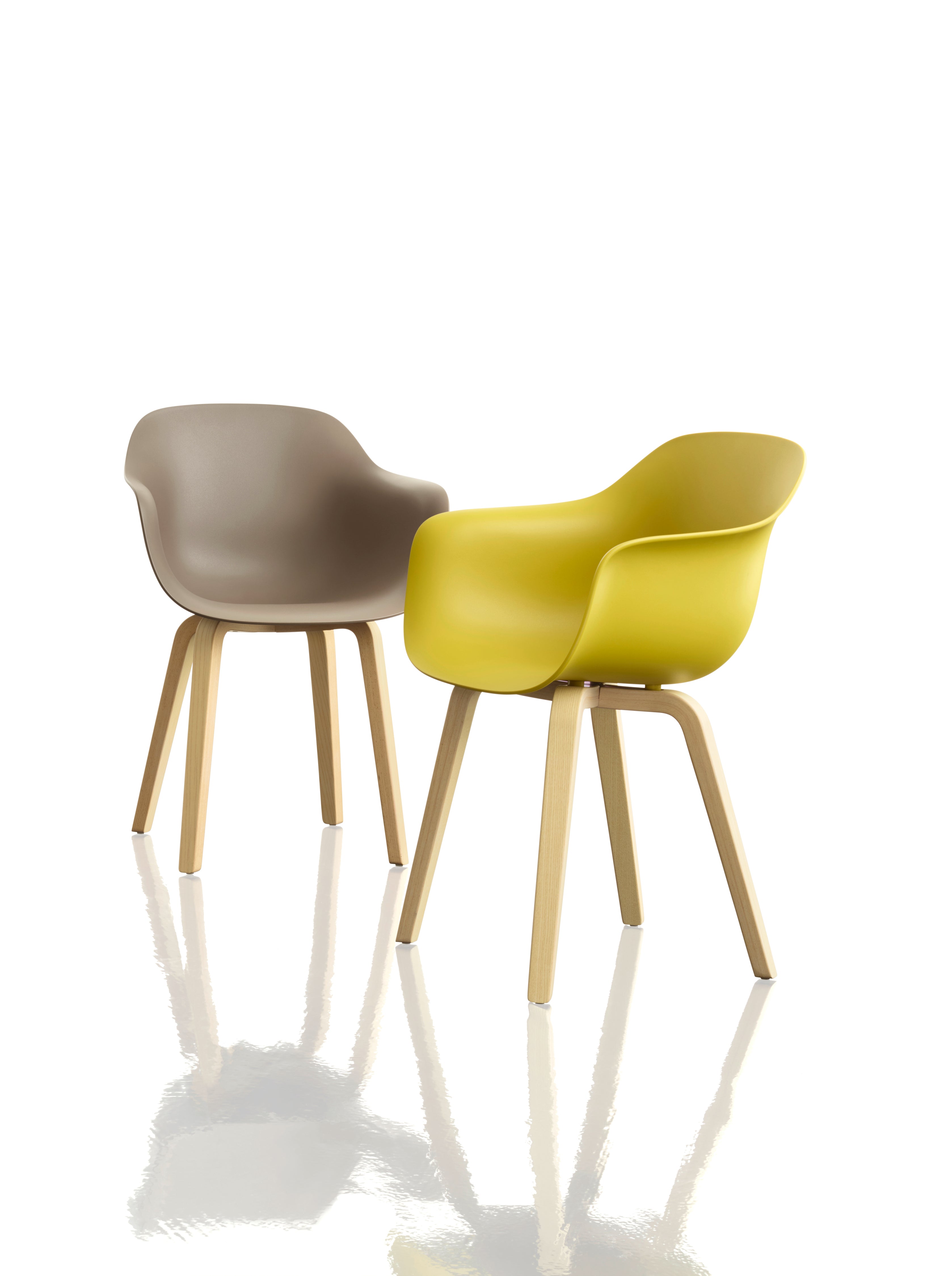 Fotel SUBSTANCE z drewnianymi nogami czarny Magis    Eye on Design