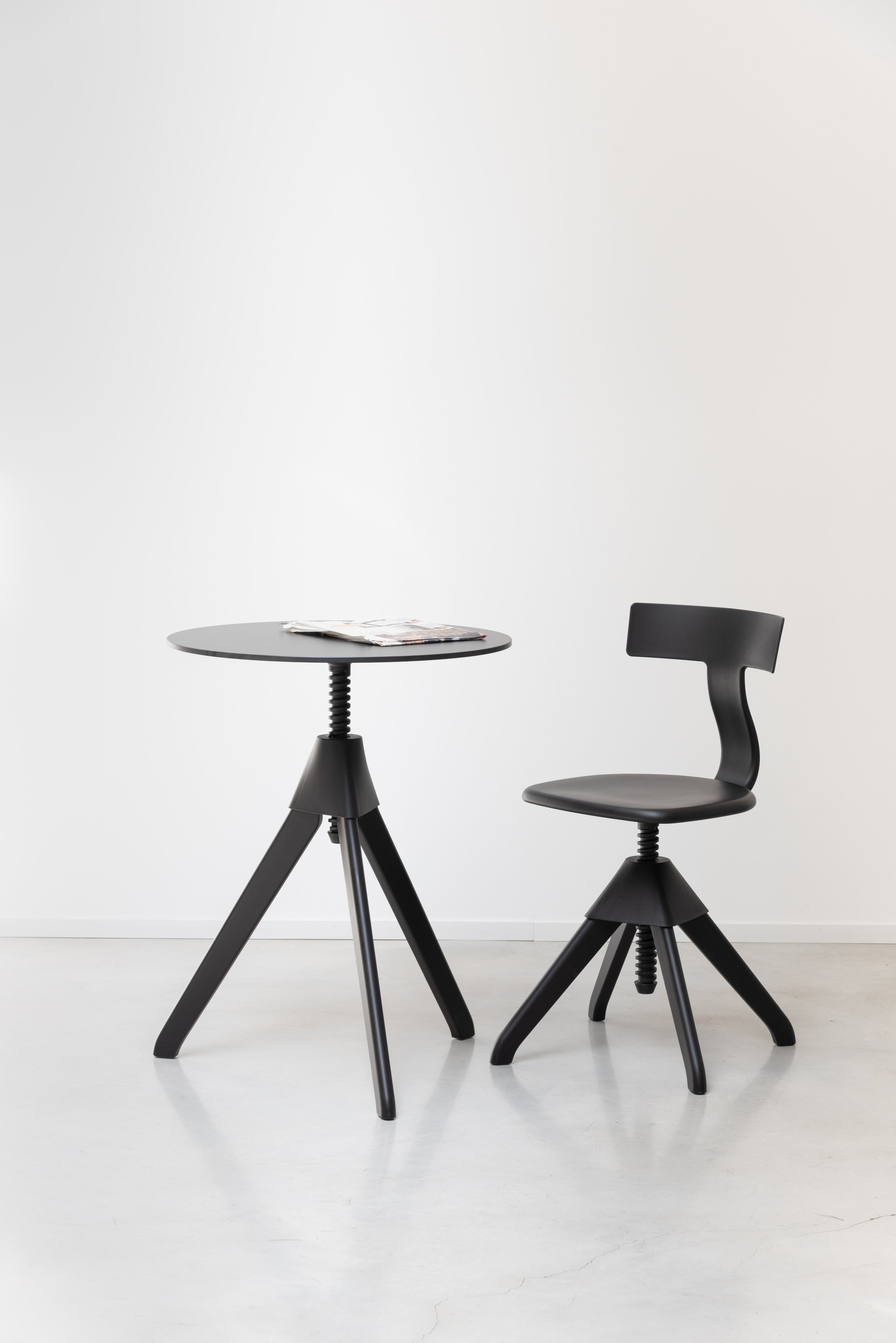 Krzesło TUFFY DZIKA BANDA pomarańczowy z drewnem Magis    Eye on Design