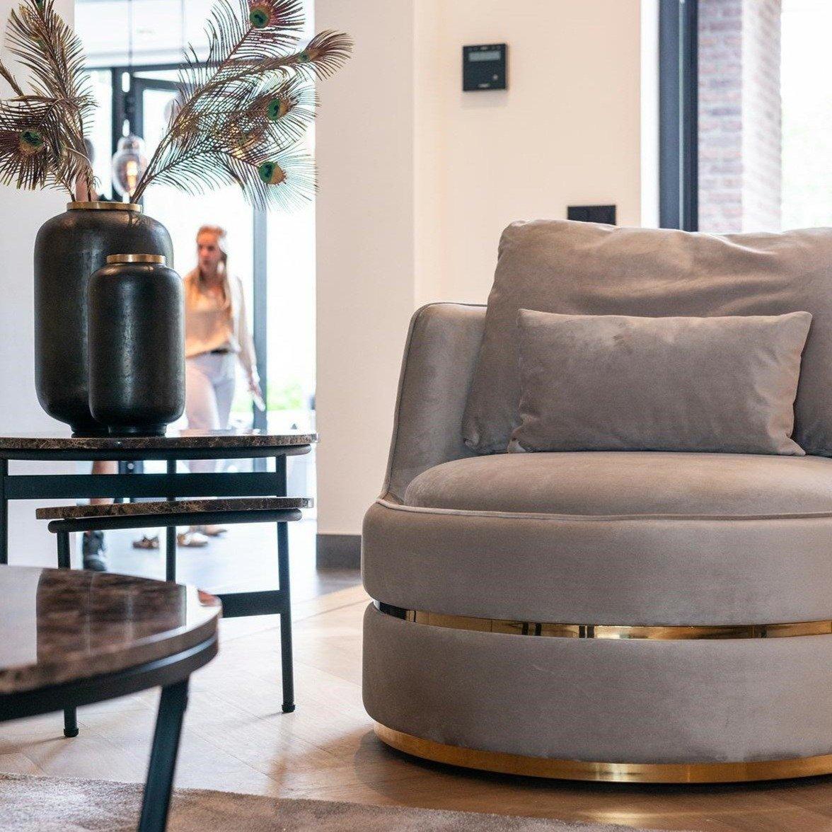 Kylie is a unique combination of convenience with an exclusive look in the glamor style. Two velor pillows increase the comfort of the chair to the highest level. The base from brushed golden steel gives Kylie modern design, which will fit well into the latest trends.