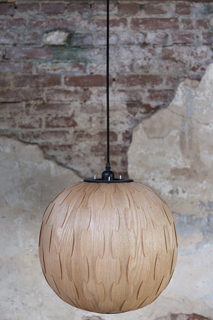 The Bond lamp is an ingenious project of the Dutchbone brand. The lampshade was made of ash wood veneer. Veneer can be bent by obtaining interesting forms and shapes. The lampshade is made in such a way that the light of the fluorescent lamp only gently pierces through the shade. Thanks to this, a pleasant, moody atmosphere arises in the interior.