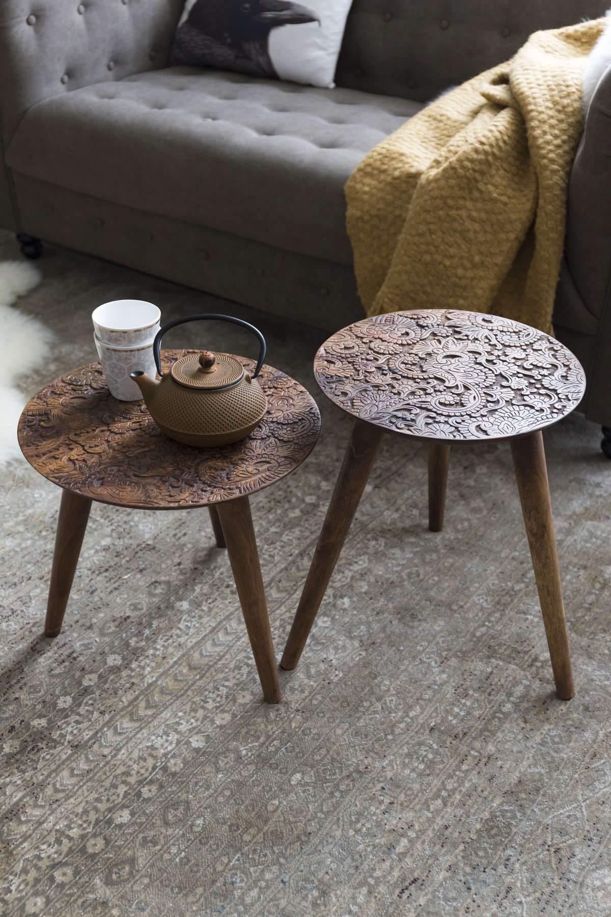 The pattern on the countertop created by hand, the block method by woodcarving from the Dhundbar region in India. It is here that craftsmen who create wooden stamps used in weaving on a daily basis created this unique furniture. A table by hand is a tribute to these people and their work.