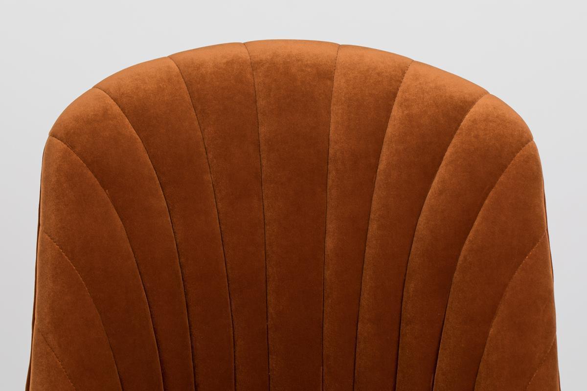 In some cases, more means more. And our Bold Monkey Give Me More Velvet chair is one such case. The design inspired by the Art Deco style, luxury velvet upholstery and legs as well as matte, brass legs: this velvety chair is a flashy addition to any table.