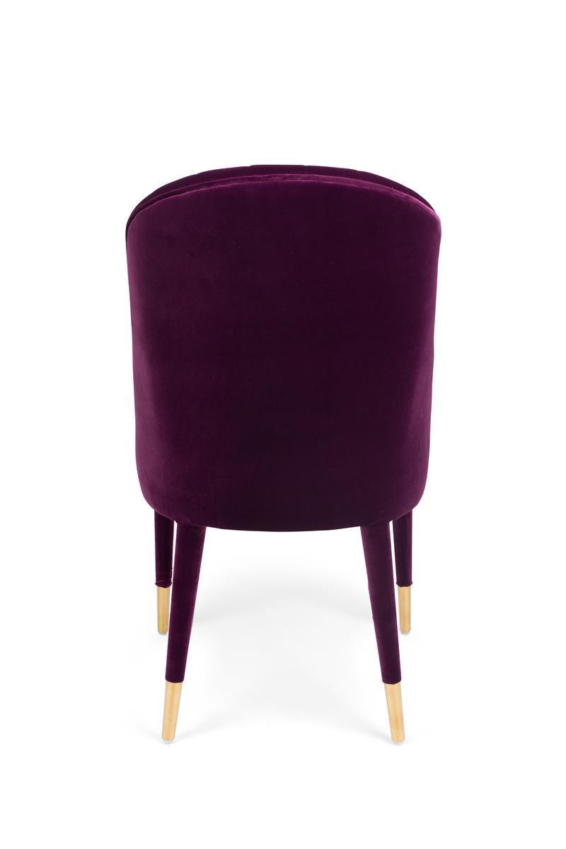 In some cases, more means more. And our Bold Monkey Give Me More Velvet chair is one such case. The design inspired by the Art Deco style, luxury velvet upholstery and legs as well as matte, brass legs: this velvety chair is a flashy addition to any table.