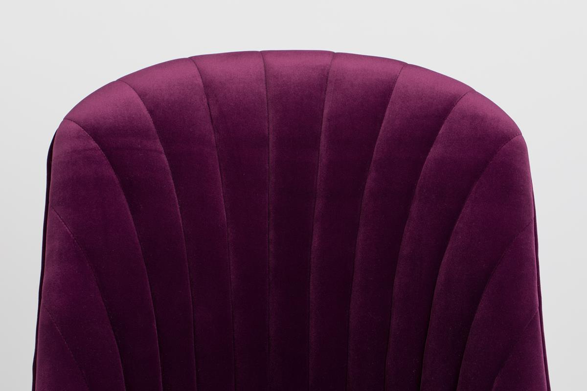 In some cases, more means more. And our Bold Monkey Give Me More Velvet chair is one such case. The design inspired by the Art Deco style, luxury velvet upholstery and legs as well as matte, brass legs: this velvety chair is a flashy addition to any table.