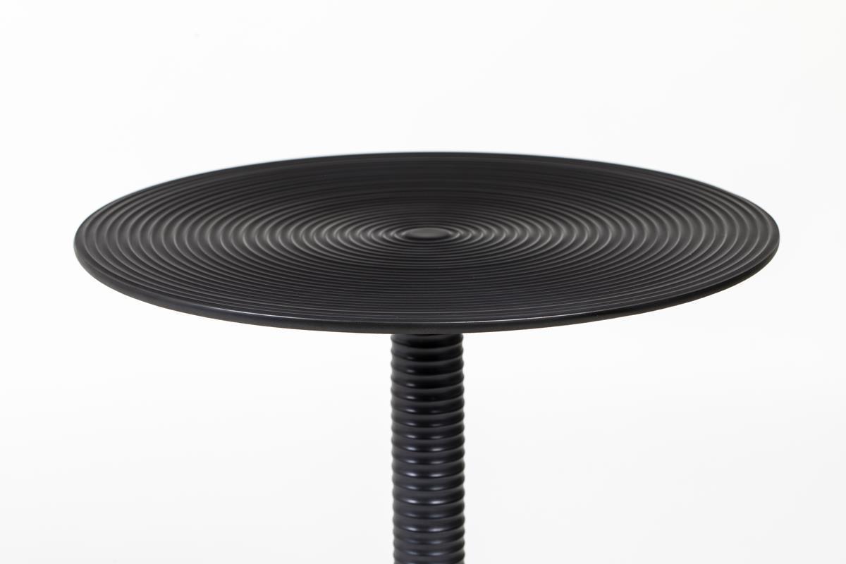 Thanks to its mesmerizing design, the Bold Monkey Hypnotising Round table undoubtedly attracts attention. Made of textured brushed aluminum, this round table Bold Monkey Hypnotising Round in matte gold or classic black is not afraid of being conspicuous.