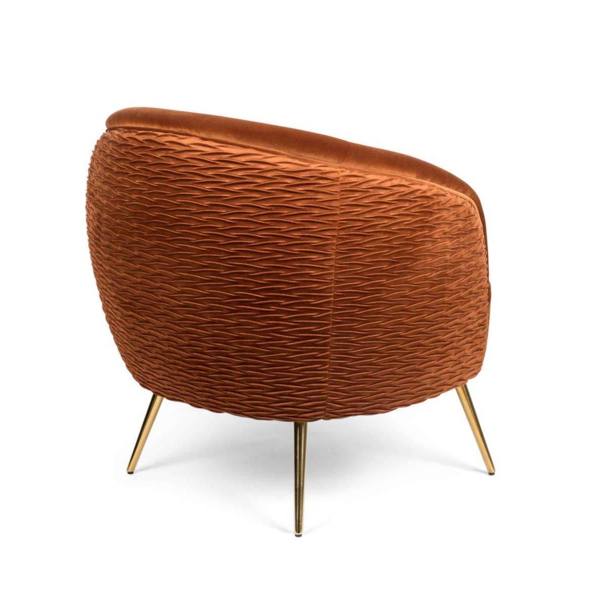 A seating armchair with a personality that attracts attention. Rich, velvety upholstery, impeccable rounding and textured backrest are his hallmarks. So Curvy should not sit quietly in the corner.