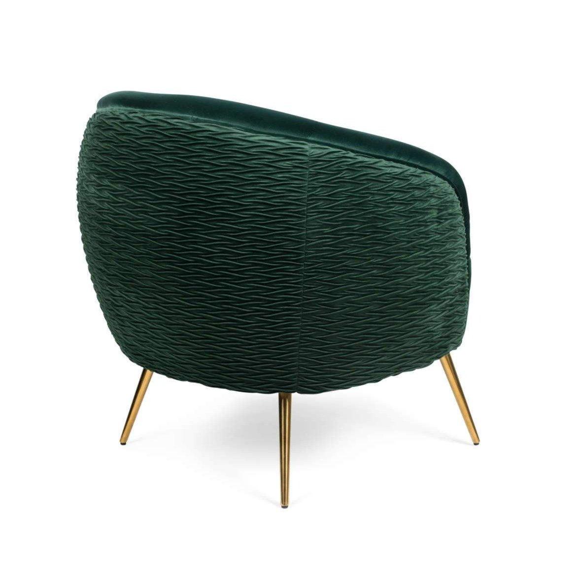 Seating armchair with personality. Rich, velvety upholstery, impeccable rounding and textured backrest: Bold Monkey So Curvy holiday armchair should not sit quietly in the corner. It is an armchair that attracts attention. Thin, slender brass legs balance the excessive shape of the chair, embedding it in tasteful design. Alone or as a pair, the Bold Monkey So Curvy armchair is a visual reference point for each living room space.