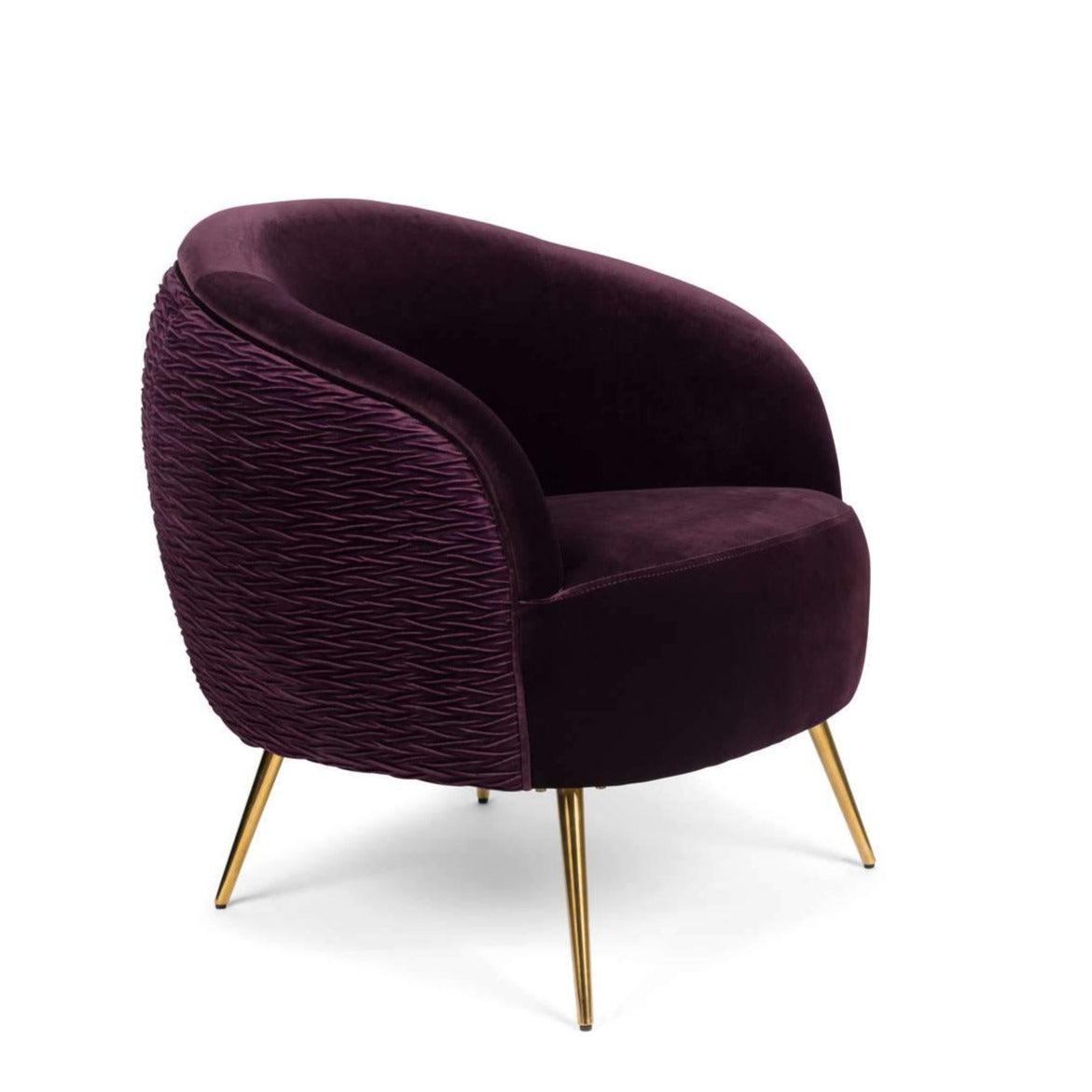 Seating armchair with personality. Rich, velvety upholstery, impeccable rounding and textured backrest: Bold Monkey So Curvy holiday armchair should not sit quietly in the corner. It is an armchair that attracts attention. Thin, slender brass legs balance the excessive shape of the chair, embedding it in tasteful design. Alone or as a pair, the Bold Monkey So Curvy armchair is a visual reference point for each living room space.