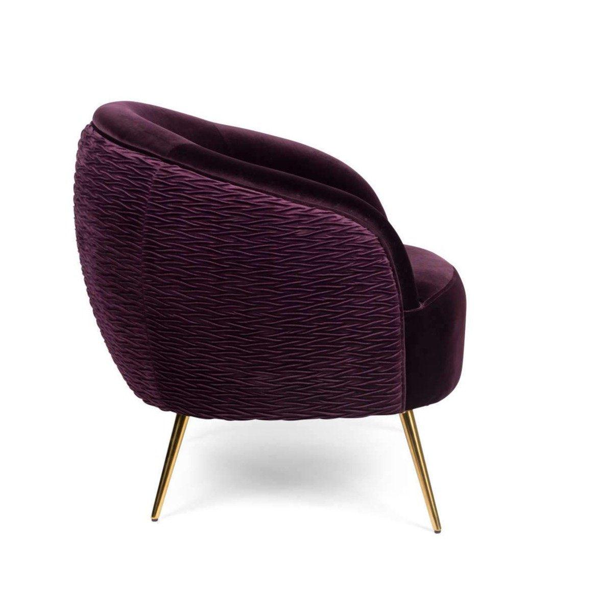 Seating armchair with personality. Rich, velvety upholstery, impeccable rounding and textured backrest: Bold Monkey So Curvy holiday armchair should not sit quietly in the corner. It is an armchair that attracts attention. Thin, slender brass legs balance the excessive shape of the chair, embedding it in tasteful design. Alone or as a pair, the Bold Monkey So Curvy armchair is a visual reference point for each living room space.