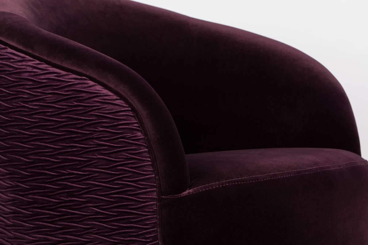 Seating armchair with personality. Rich, velvety upholstery, impeccable rounding and textured backrest: Bold Monkey So Curvy holiday armchair should not sit quietly in the corner. It is an armchair that attracts attention. Thin, slender brass legs balance the excessive shape of the chair, embedding it in tasteful design. Alone or as a pair, the Bold Monkey So Curvy armchair is a visual reference point for each living room space.