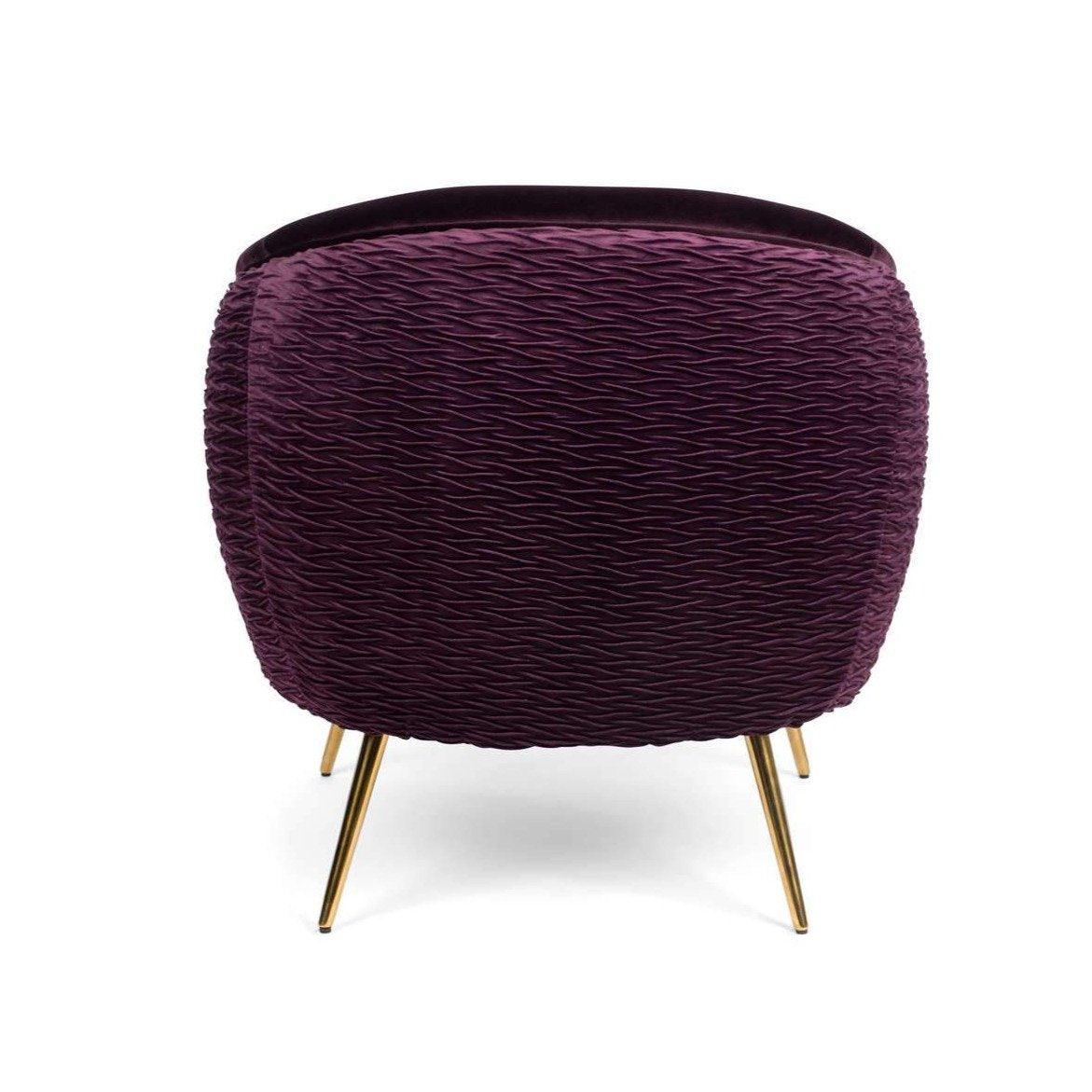 Seating armchair with personality. Rich, velvety upholstery, impeccable rounding and textured backrest: Bold Monkey So Curvy holiday armchair should not sit quietly in the corner. It is an armchair that attracts attention. Thin, slender brass legs balance the excessive shape of the chair, embedding it in tasteful design. Alone or as a pair, the Bold Monkey So Curvy armchair is a visual reference point for each living room space.