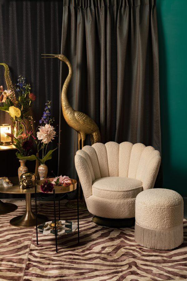 Wherever you put it, the Bold Monkey Mother of All Shells chair catches your attention. Upholstered in a rich natural texture in a plush color, the elegant style of the 70s is finished with gold-covered gold base.