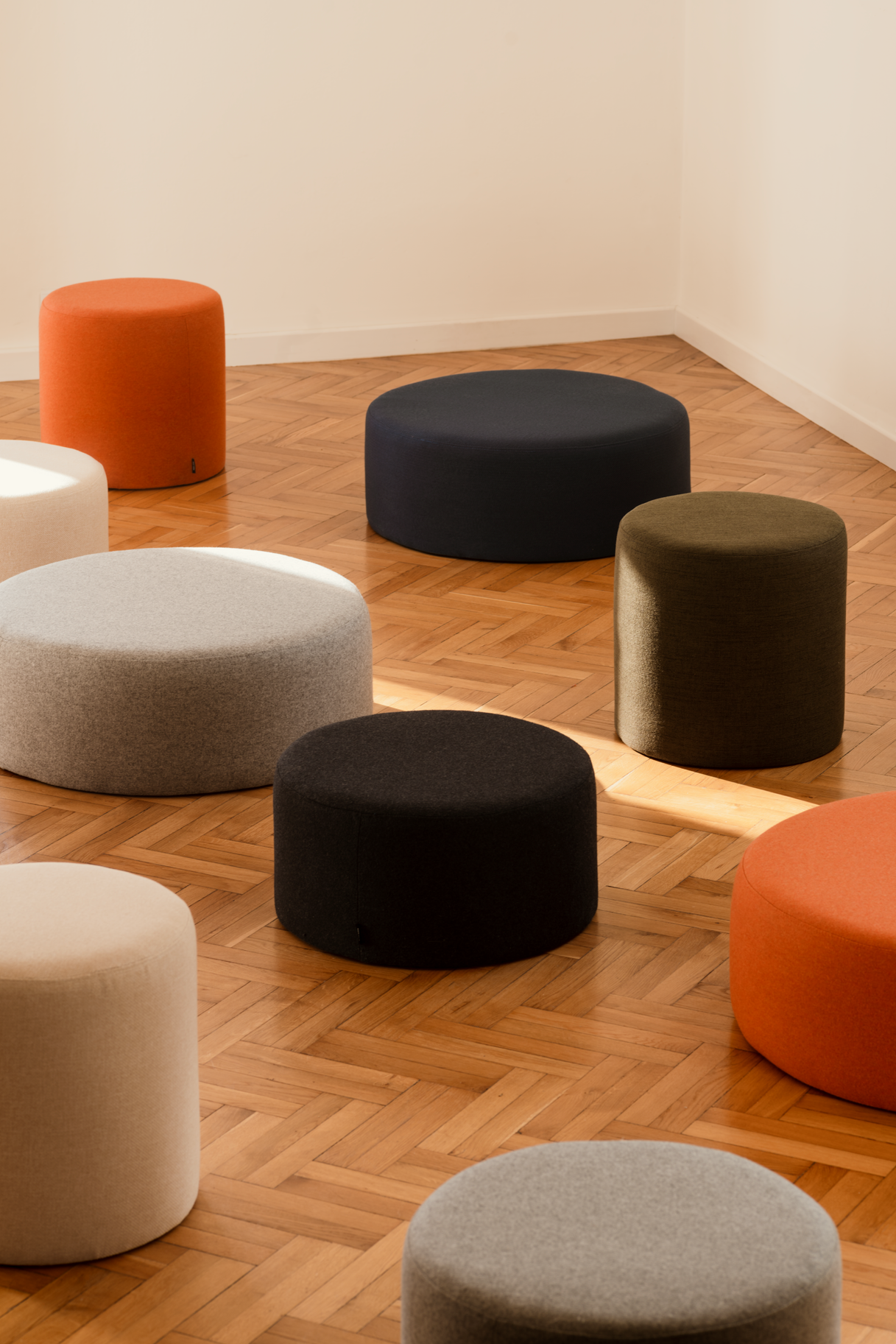 Puf niski FOLK oliwkowy okrągły do salonu – noo.ma