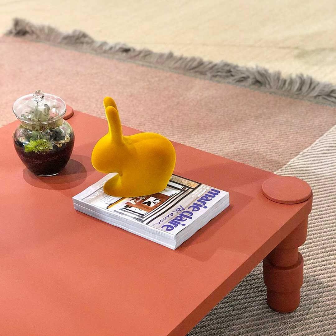 Podpórka do książek RABBIT VELVET musztardowy Qeeboo    Eye on Design