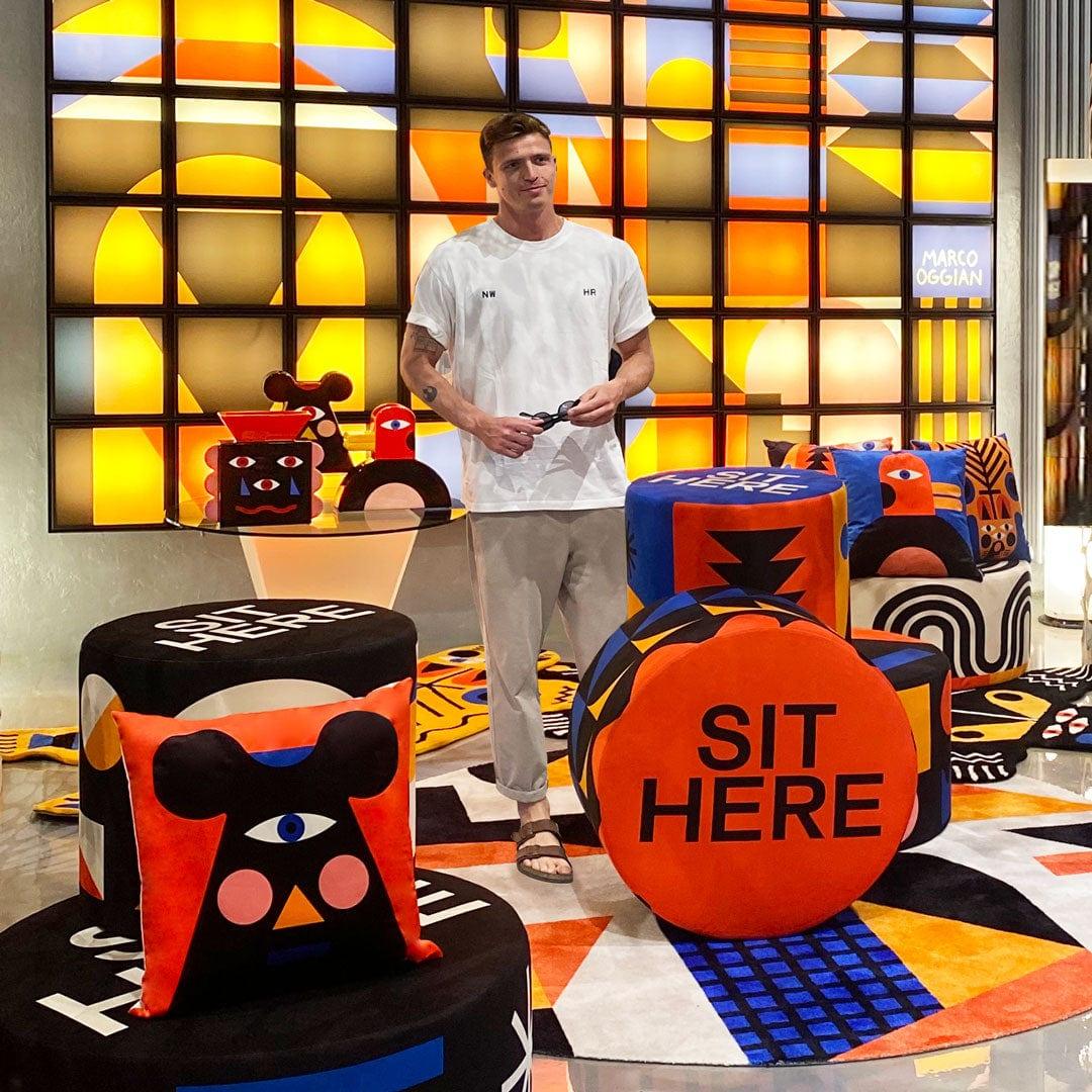 Puf szeroki SIT HERE czarny Qeeboo    Eye on Design