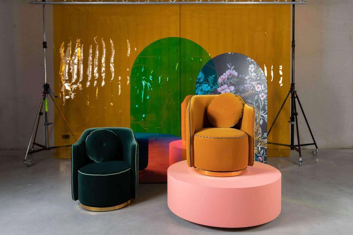 This velvet armchair for the living room exudes the atmosphere of the Parisian Buduar in the retro style. But this is not only style and content, because the Bold Monkey Sassy Granny chair is also a functional element of decor. The armchair itself is mounted on a rotating base and equipped with a removable pillow - both of these things provide an additional layer of comfort.