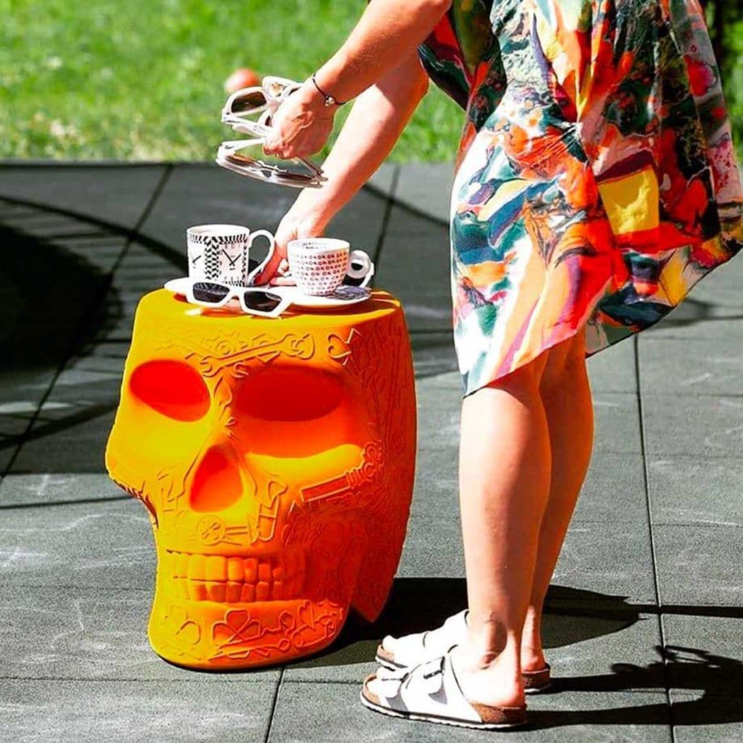 Stołek i stolik boczny MEXICO VELVET pomarańczowy Qeeboo    Eye on Design