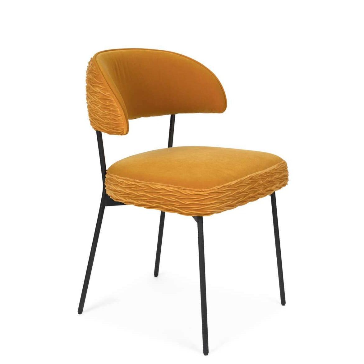 We present a dining room chair, which should not miss the dining room chairs: our Bold Monkey the Winner Takes It All chair. A simple, modernist design was made here in a clear range of shades: boldly choose from these stunning colors.