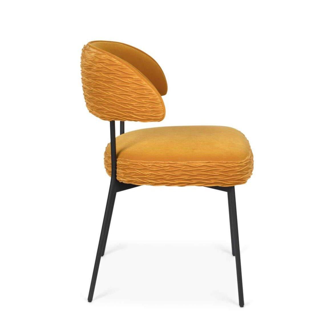 We present a dining room chair, which should not miss the dining room chairs: our Bold Monkey the Winner Takes It All chair. A simple, modernist design was made here in a clear range of shades: boldly choose from these stunning colors.